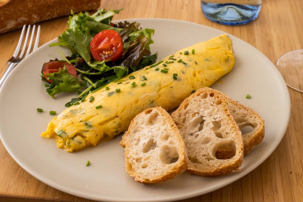 Omelette + Crispy Brown Bread (Trứng Cuộn)