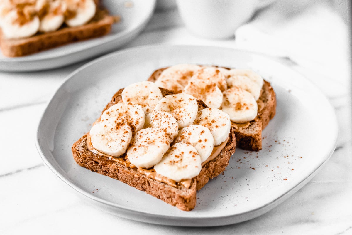 Toast With Banana And Peanut Butter (Bánh Toast Chuối Và Bơ Đậu Phụng)