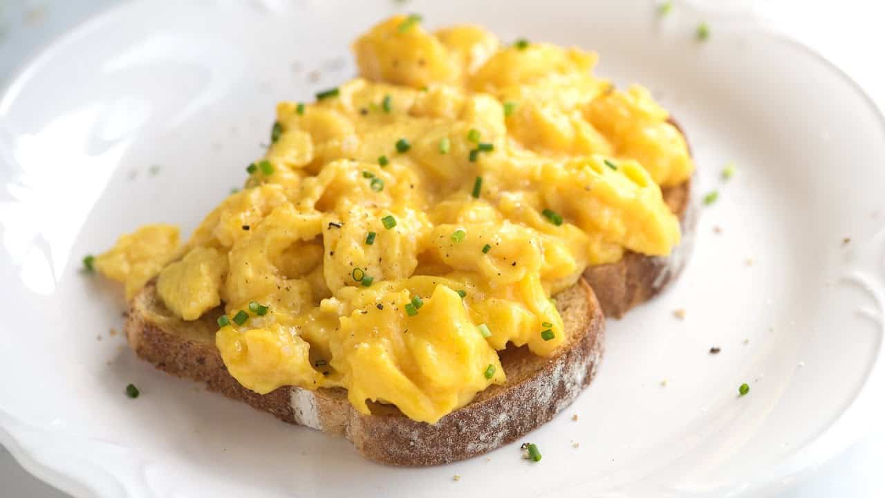 Scrambled Eggs + Crispy Brown Bread (Trứng Khuấy + Bánh Mì Nâu)