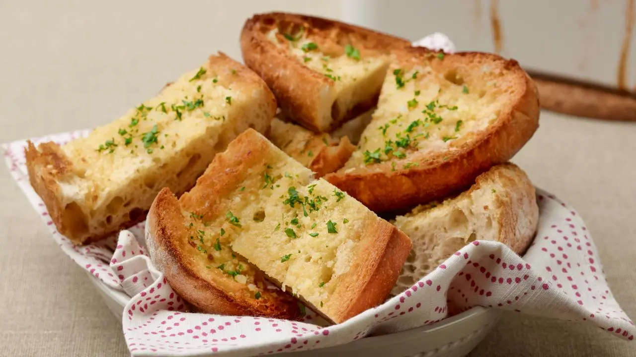 Garlic Bread With Butter (Bánh Mì Bơ Tỏi)