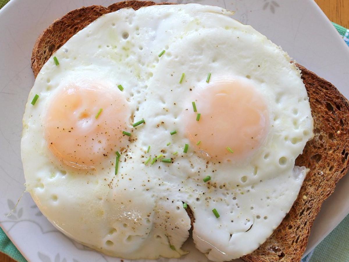 Over Easy Egg + Crispy Brown Bread (Trứng Chiên Hai Mặt + Bánh Mì Nâu)